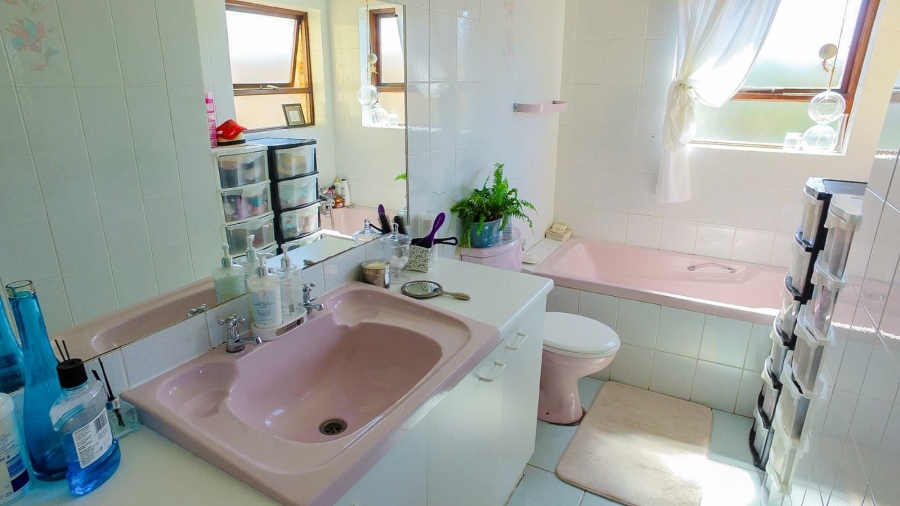 4 Bedroom Property for Sale in Wavecrest Eastern Cape